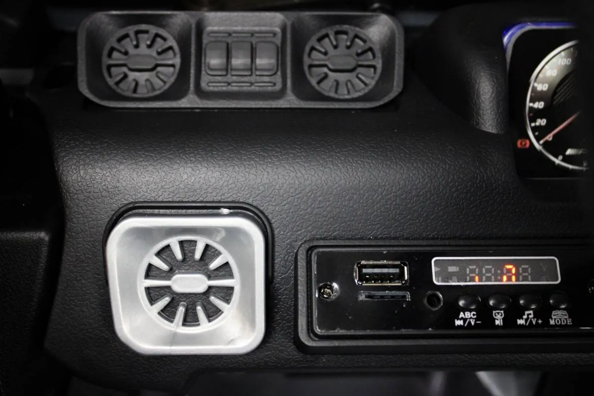 Детский электромобиль Rivertoys Mercedes-Benz G63 (K999KK)